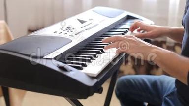 特写男手弹钢琴.. 人播放合成器键盘..